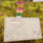 Placa da Trilha do Casqueiro com informações da trilha e a frase: A felicidade está nas coisas simples.