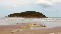 Imagem da Ilha do Batuta na beira da Barra do Ibiraquera.