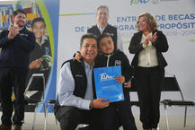 ENTREGA 20 MIL BECAS EL GOBERNADOR PANISTA