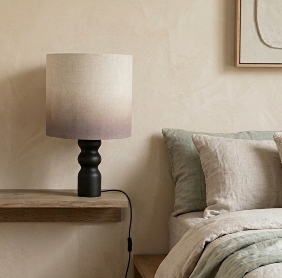 lampe artisanale pied en bois noir et abat-jour tie and dye ambiance