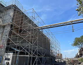 Échafaudage métallique complexe devant un bâtiment en béton