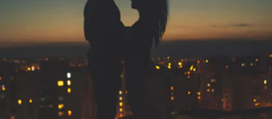 Bajo las luces de la ciudad 