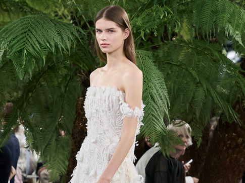 Jonathan Anderson Honours Lynda Benglis In His Second Haute Couture Collection for Dior