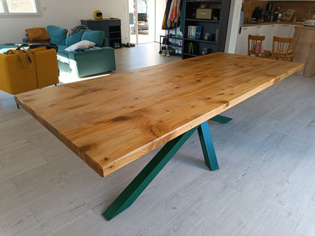 Pourquoi une table sur mesure change vraiment une pièce