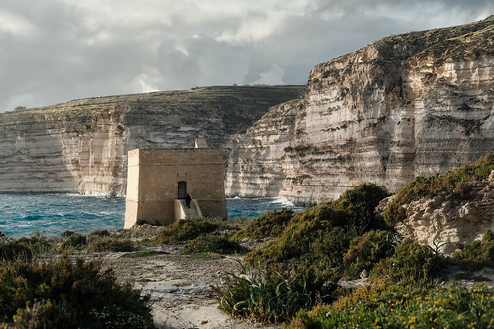 Xlendi Turm auf Gozo mit Klippen