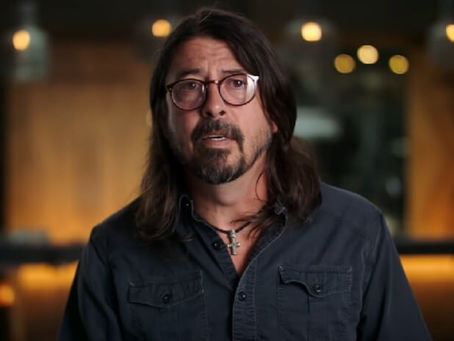 Dave Grohl aparece em público pela primeira vez desde a morte de Taylor Hawkins