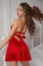 Елегантна нощница от сатен в червен цвят с дантелен акцент