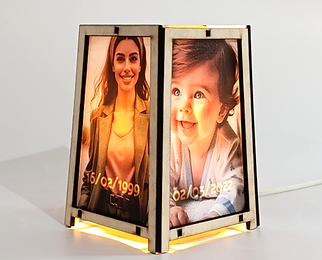 מנורת אהיל עם תמונות נסתרות המתגלות באור – בהתאמה אישית