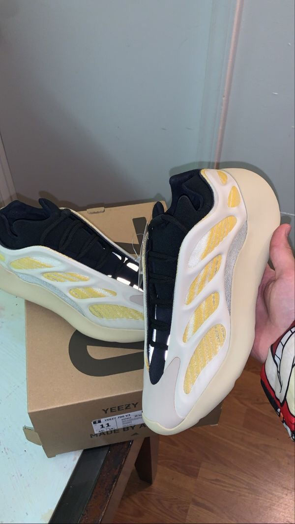 Miniature : Yeezy 700 v3 lumineuse 