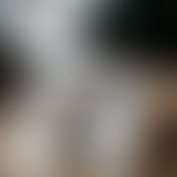 川の源流とグラスの水を写した写真、水と地層の関係を想起させるビジュアル