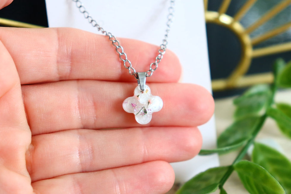 Miniature : Collier trèfle envouté 