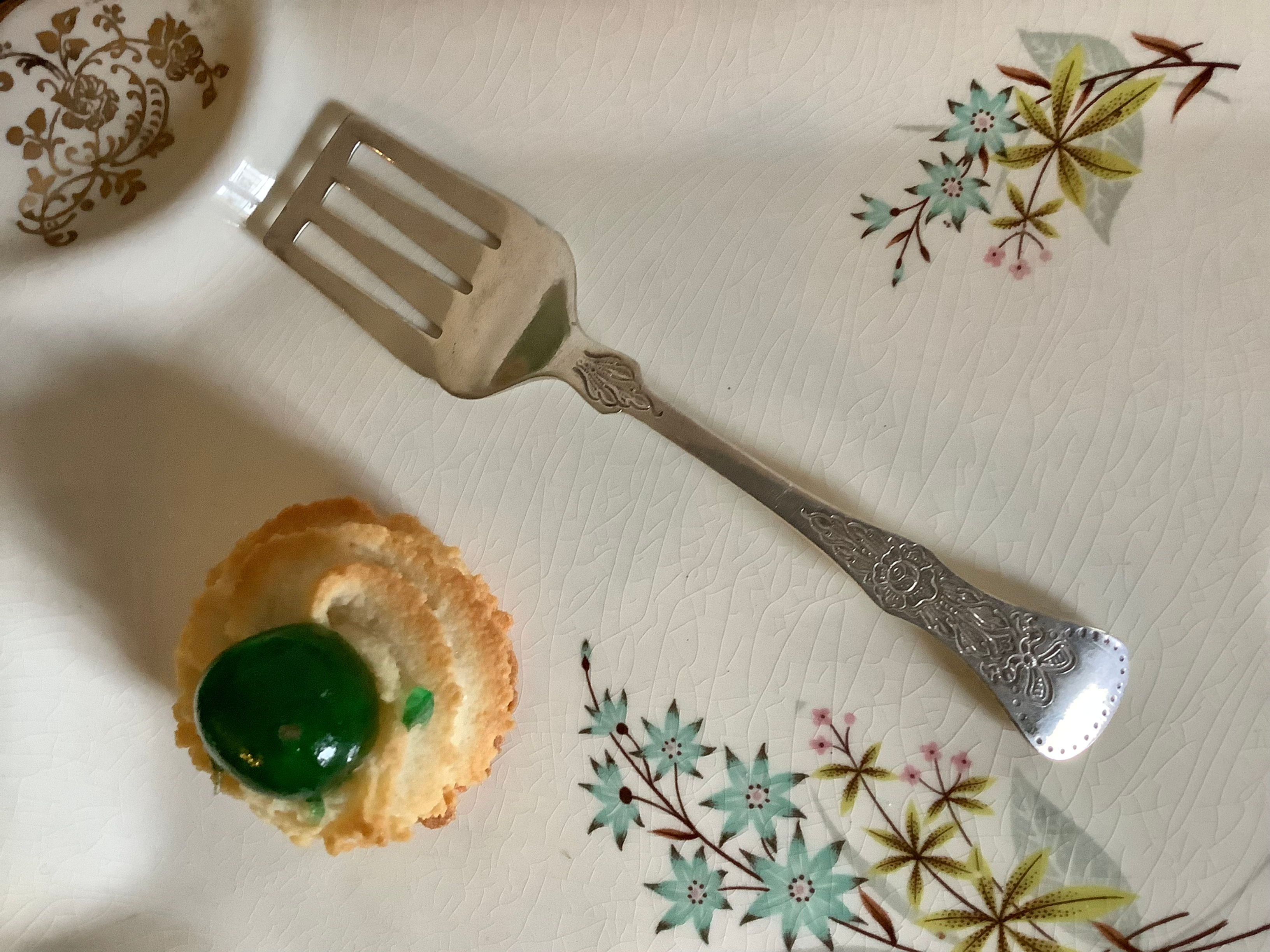 CAKE SERVER - CIRCA 1920