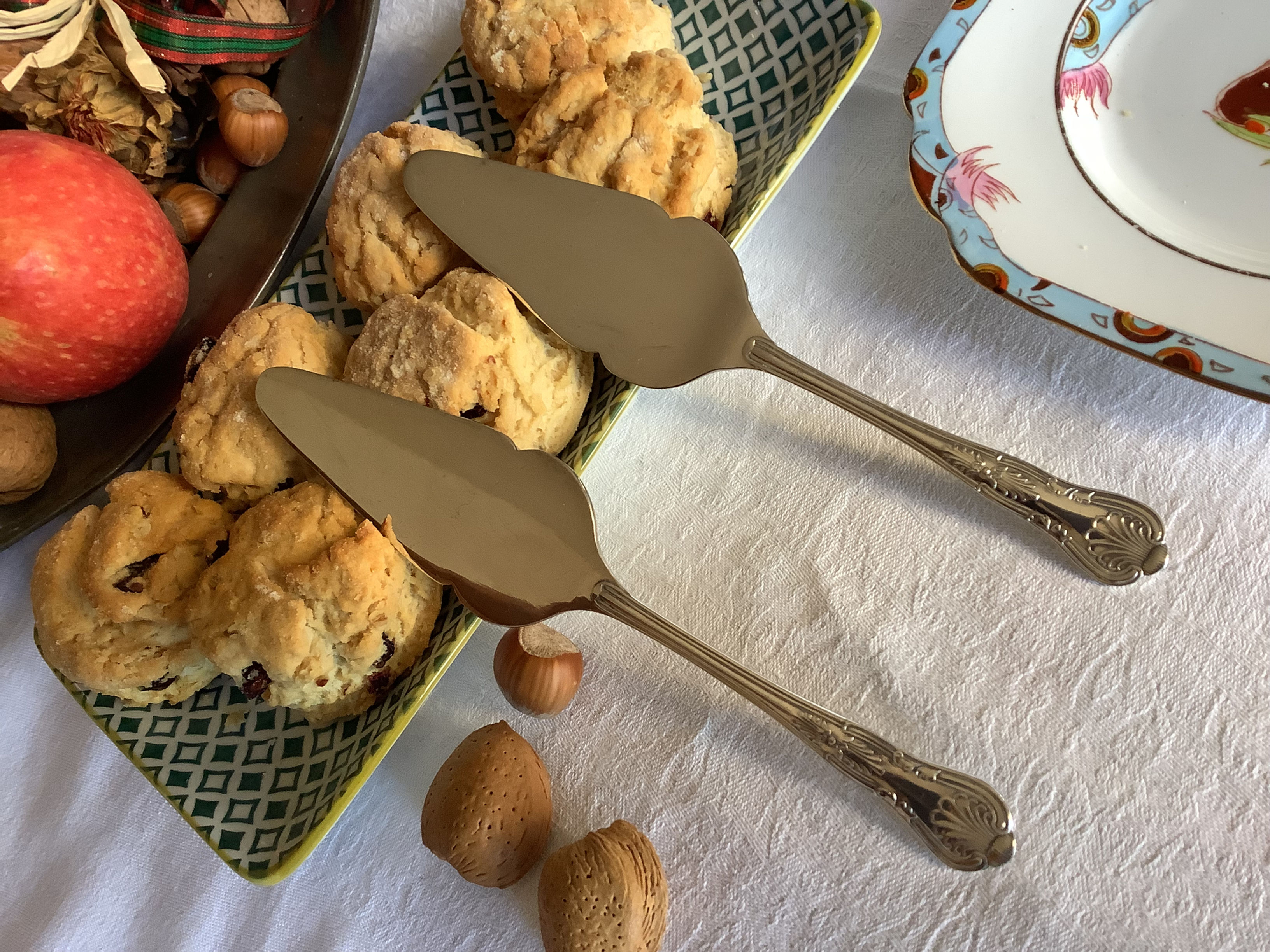 PAIR OF CAKE SERVERS  - KINGS - CIRCA 1950