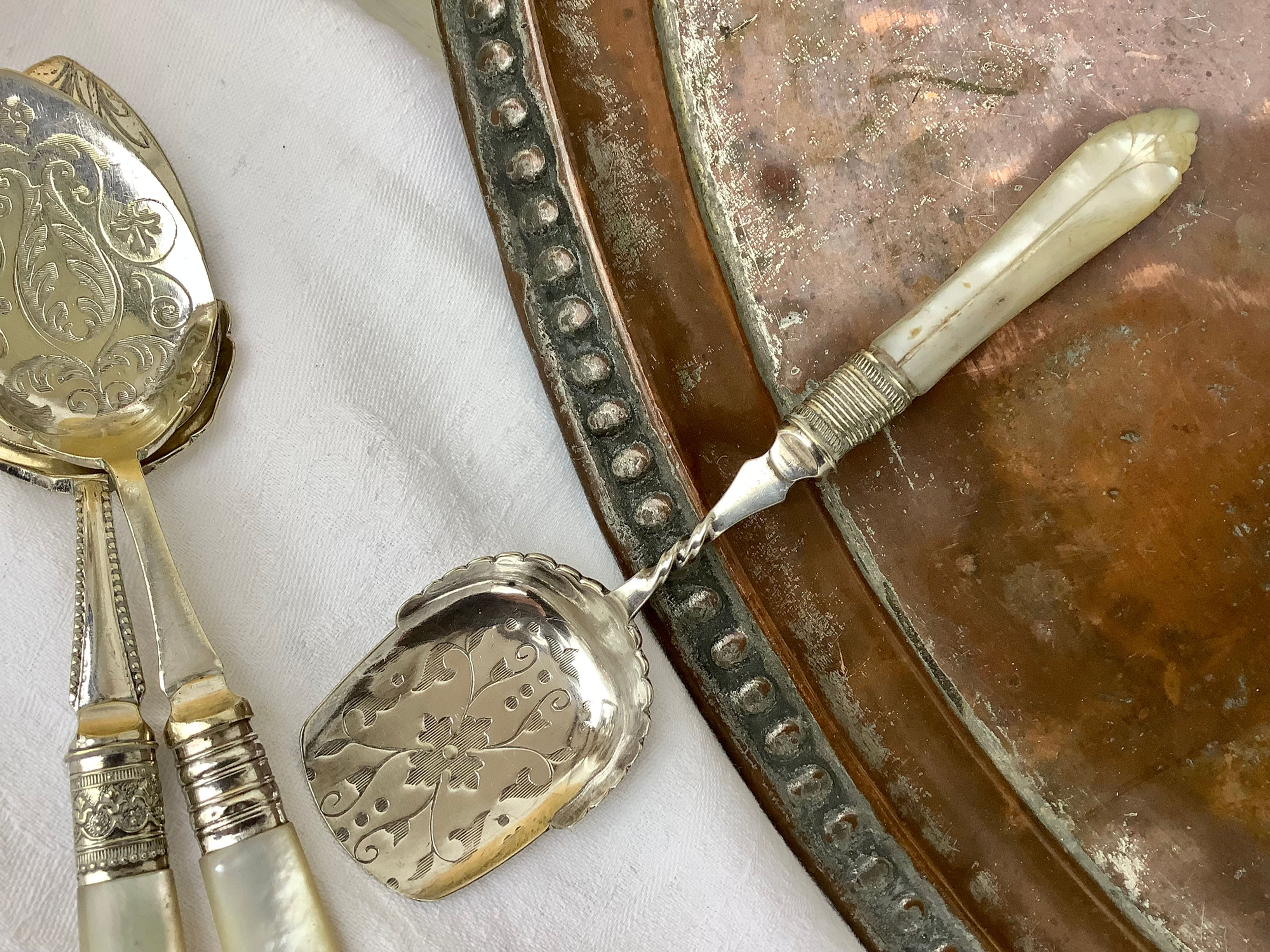 BUTTER SPADE - MOTHER OF PEARL - CIRCA 1890