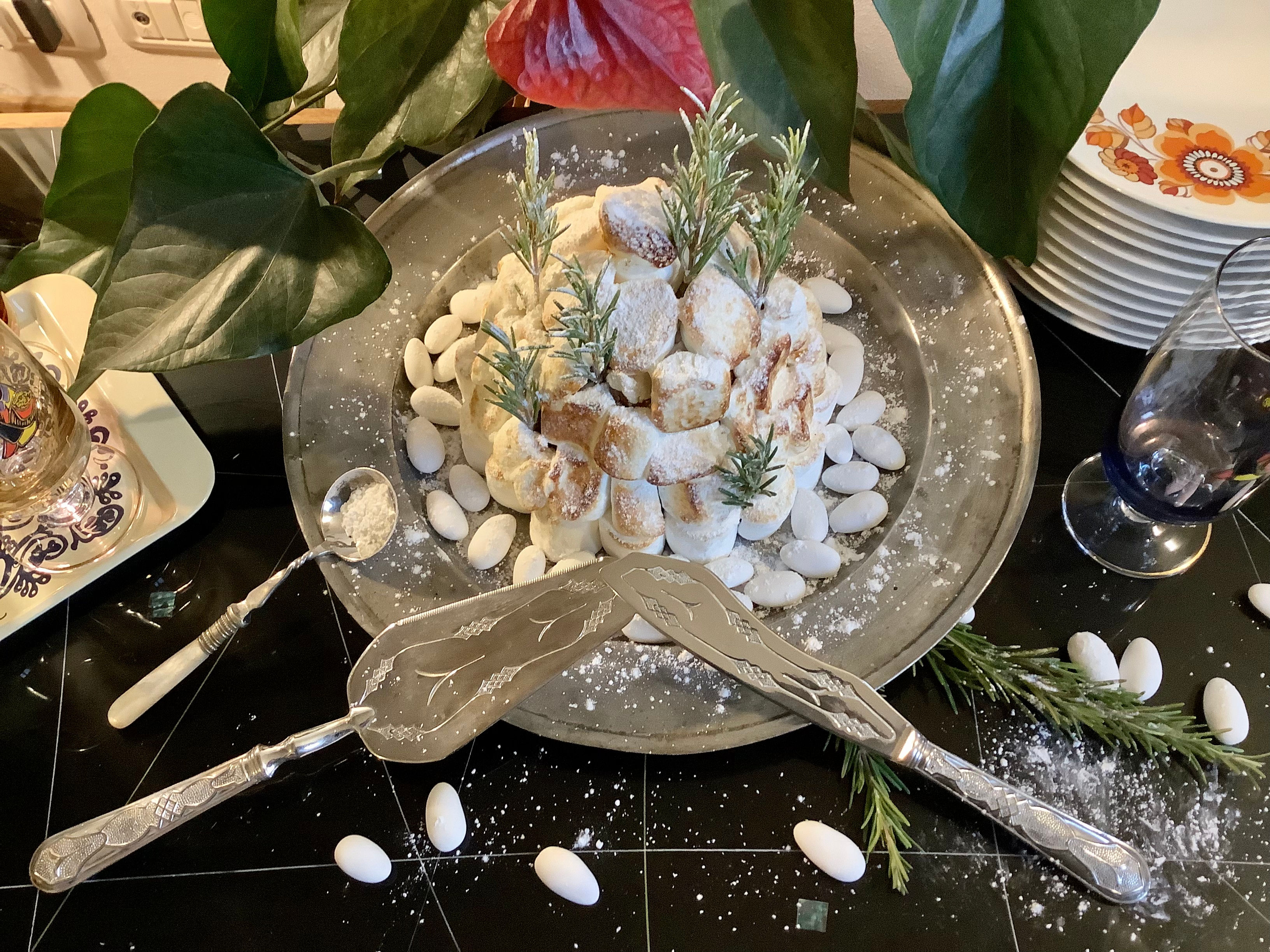 CAKE SERVERS - CONTINENTAL - CIRCA 1950