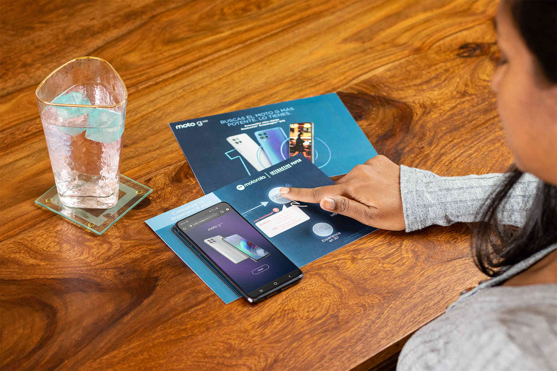 Motorola creates an unbelievable 3D experience with the Interactive Paper.