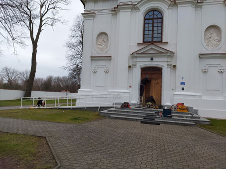 Renowacja drzwi Kościoła listopad 2021