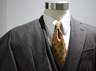 ブラウンのピンヘッド柄フランネル生地で製作したスリーピーススーツ。