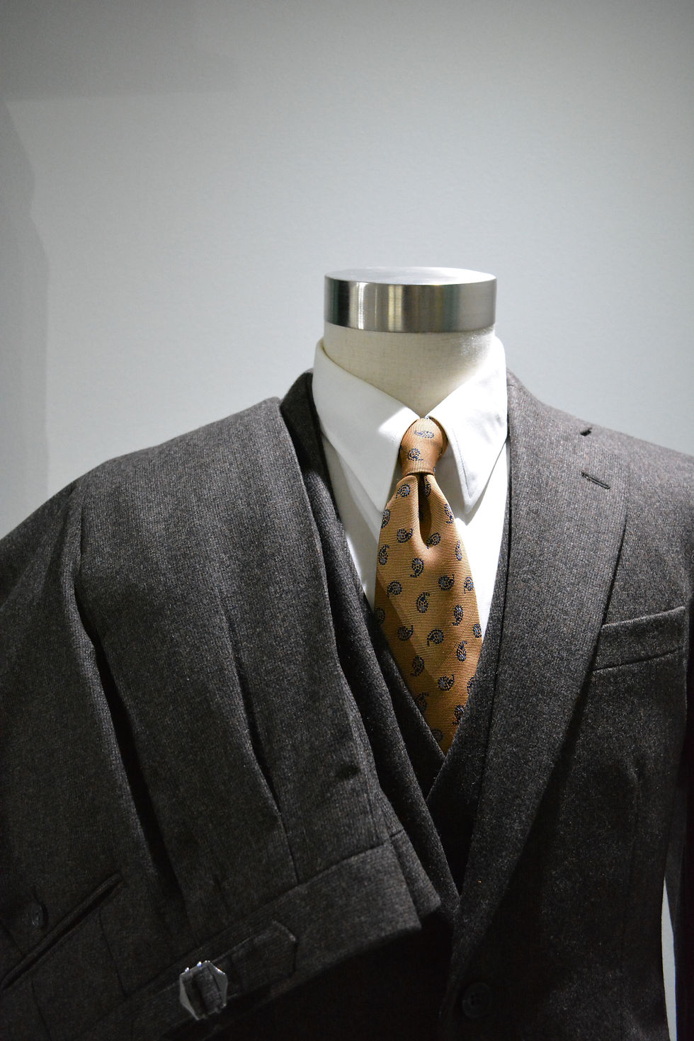 ブラウンのピンヘッド柄フランネル生地で製作したスリーピーススーツ。