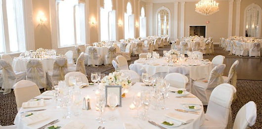 klasszikus esküvői asztal