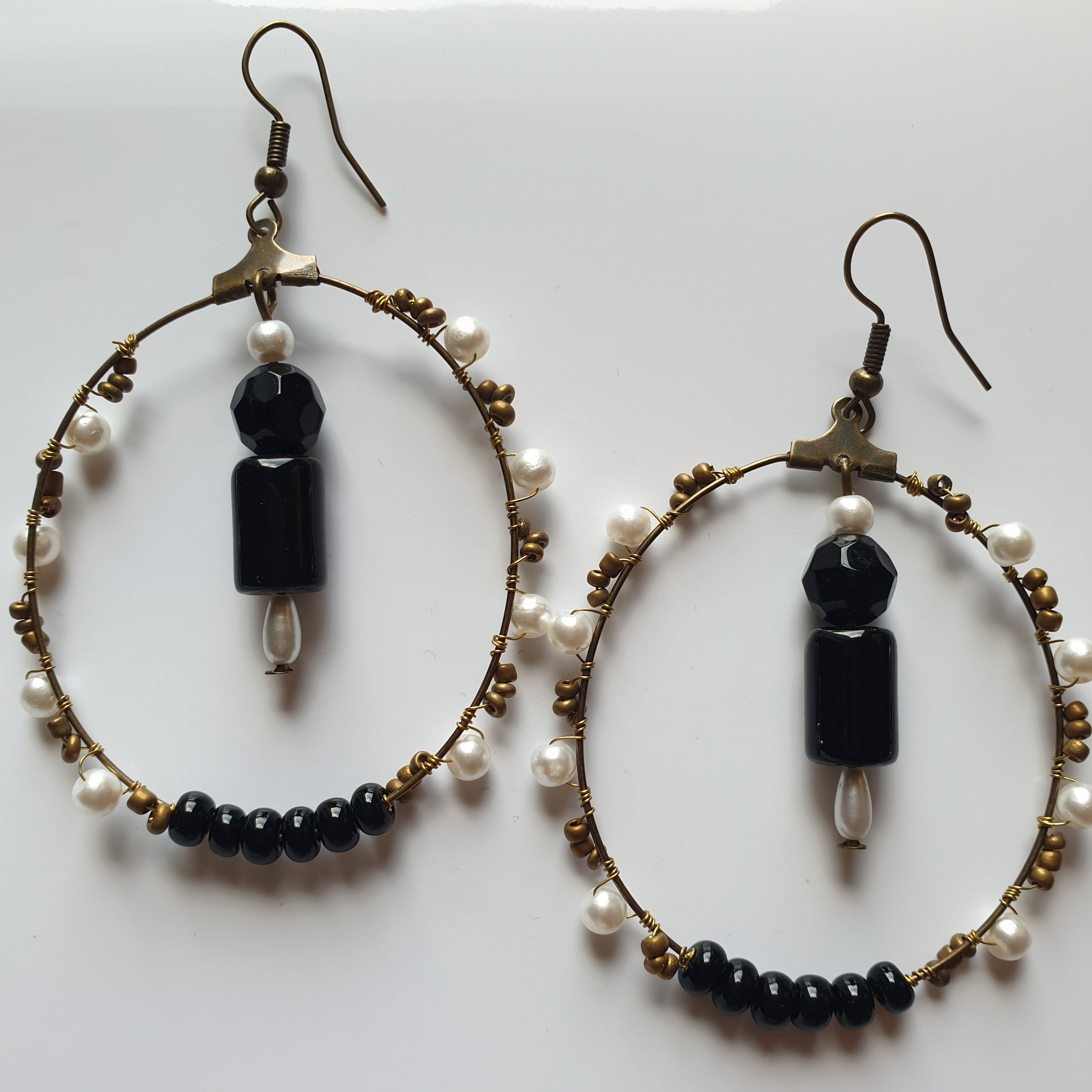 Boucles d'oreille fantaisie noir, crème et bronze