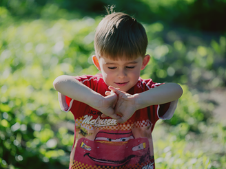 мальчик стесняется лето фотосессия