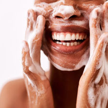 Nettoyage du visage : les bons gestes pour respecter la barrière cutanée
