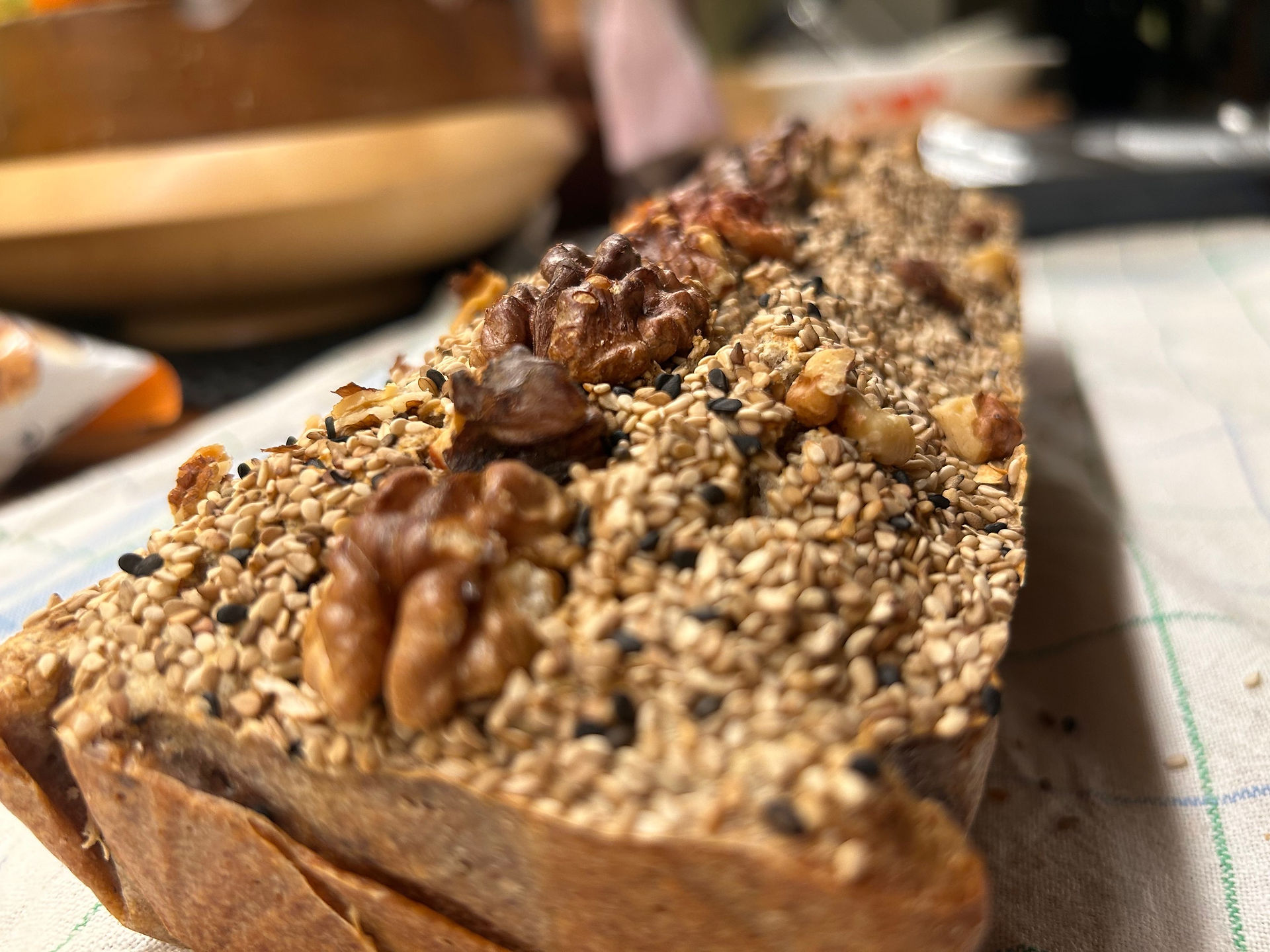 Angeschnittenes Buchweizenbrot mit Walnüssen, zeigt die weiche Krume und knusprige, nussige Kruste.