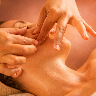 Soin visage Kobido, technique japonaise pour stimuler la circulation et illuminer le teint.