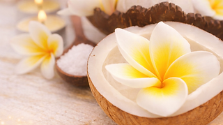 Ambiance spa avec bougies et fleurs, illustrant la détente et le bien‑être.