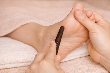 Massage Foot Thaï : stimulation des points réflexes du pied pour détente et circulation harmonieuse.