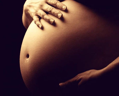 Massage prénatal doux et sécurisant, pour accompagner la future maman dans la relaxation.