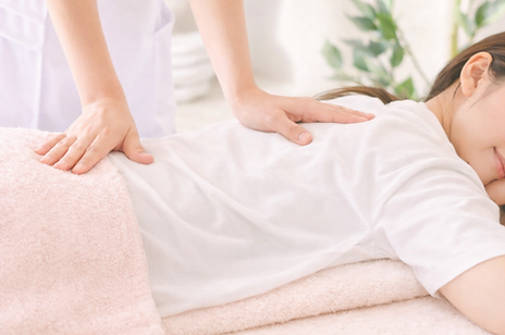 Massage Shiatsu : pressions et étirements pour rééquilibrer l’énergie et apaiser le corps.
