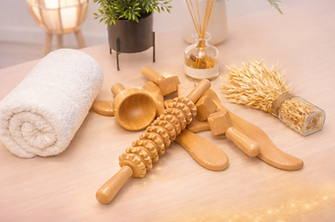 Massage Madero à L’Instant Massage, soin sculptant et tonifiant réalisé avec des outils en bois.