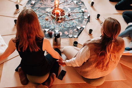 Aufnahme Kakaozeremonie beim Offline Retreat mit den Trainerinnen Anika und Marina