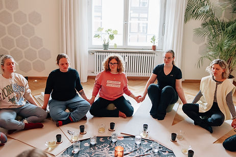 Aufnahme Kakaozeremonie beim Offline Retreat mit ein paar Teilnehmerinnen