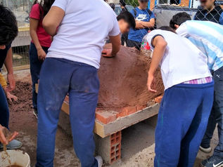 Colaboramos en la construcción de un horno de barro