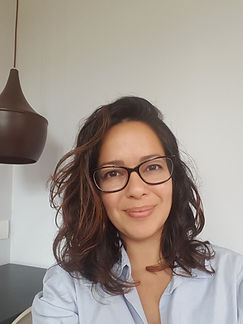 Psicóloga Ellen Rocha no consultório