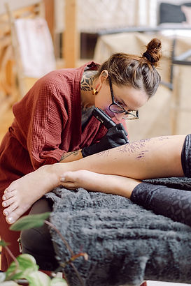 Tetování jako přechodový rituál. Soustředění pro čistý záměr práce.