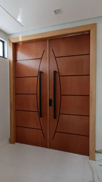 Porta de madeira com puxador grande, em Goiania, Goianira e Trindade Go