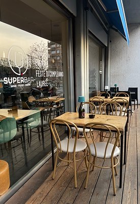 Esterno con tavoli e vino