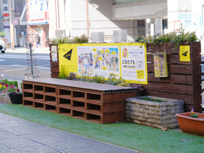 大通りの歩道にベンチや植栽を設置しました