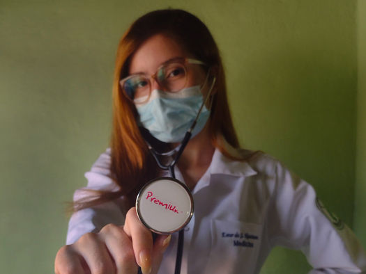 Da caneta ao bisturi: aprovada no 'curso dos sonhos' aos 18 anos