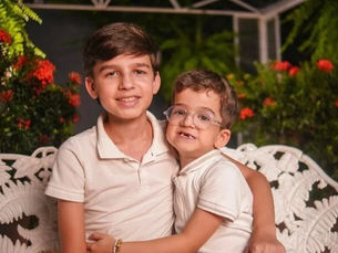 Pedro, de 12 anos, e Tiago, de 7 anos, são dois irmãos diagnosticados com Distrofia Muscular de Cinturas tipo 2C (LGMD2C), uma doença genética rara e progressiva