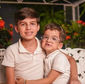 Pedro, de 12 anos, e Tiago, de 7 anos, são dois irmãos diagnosticados com Distrofia Muscular de Cinturas tipo 2C (LGMD2C), uma doença genética rara e progressiva