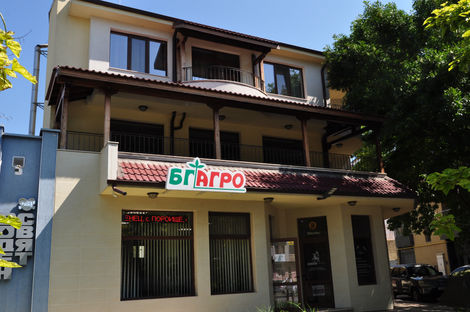 Жълта сграда с табела отпред.