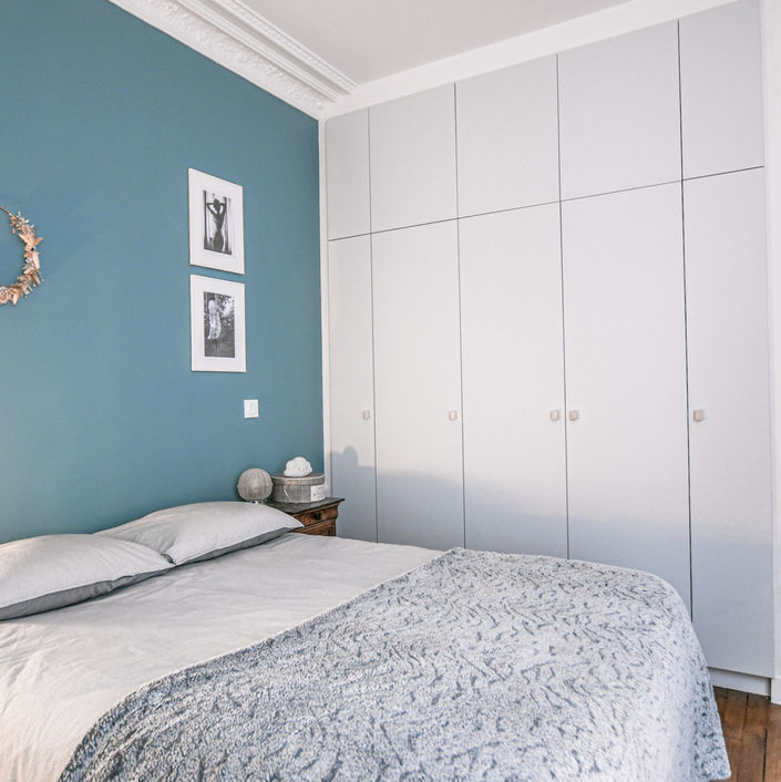 grande chambre avec un dressing sur mesure