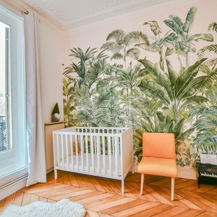 chambre de bébé avec tapisserie jungle
