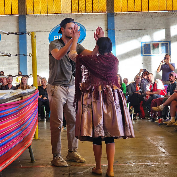 Cholitas and crows.JPG