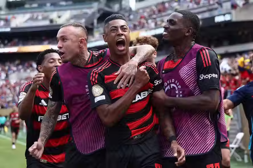 Bruno Henrique começou no banco de reservas, mas entrou no segundo tempo para mudar a história do jogo
